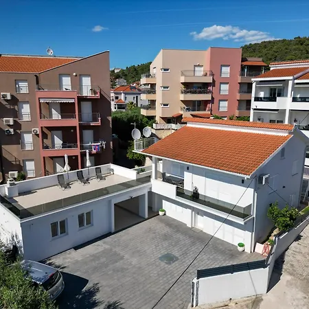 Apartmani- Lastro Апартаменты Трогир