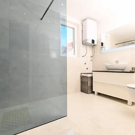 Apartmani- Lastro شقة *