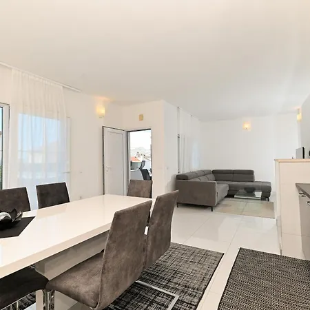 Apartmani- Lastro شقة تروغير