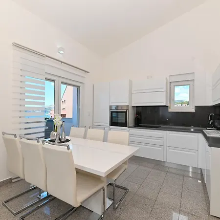 Apartmani- Lastro شقة *