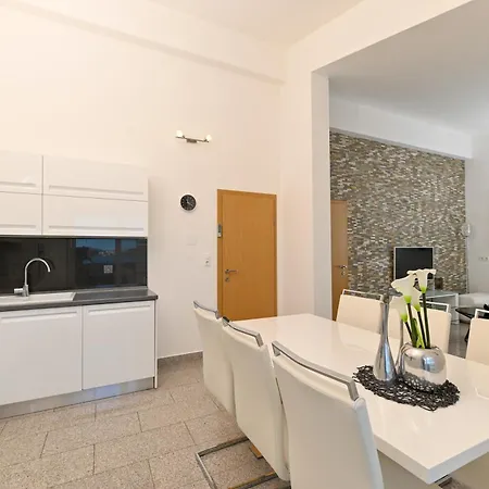 Apartmani- Lastro تروغير